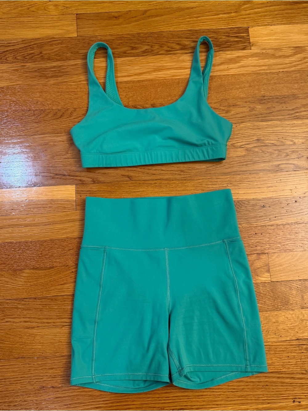 Vuori SET Daily Bra and Studio Pocket Shorts in Bright Green - Size Small - Picture 6 of 6